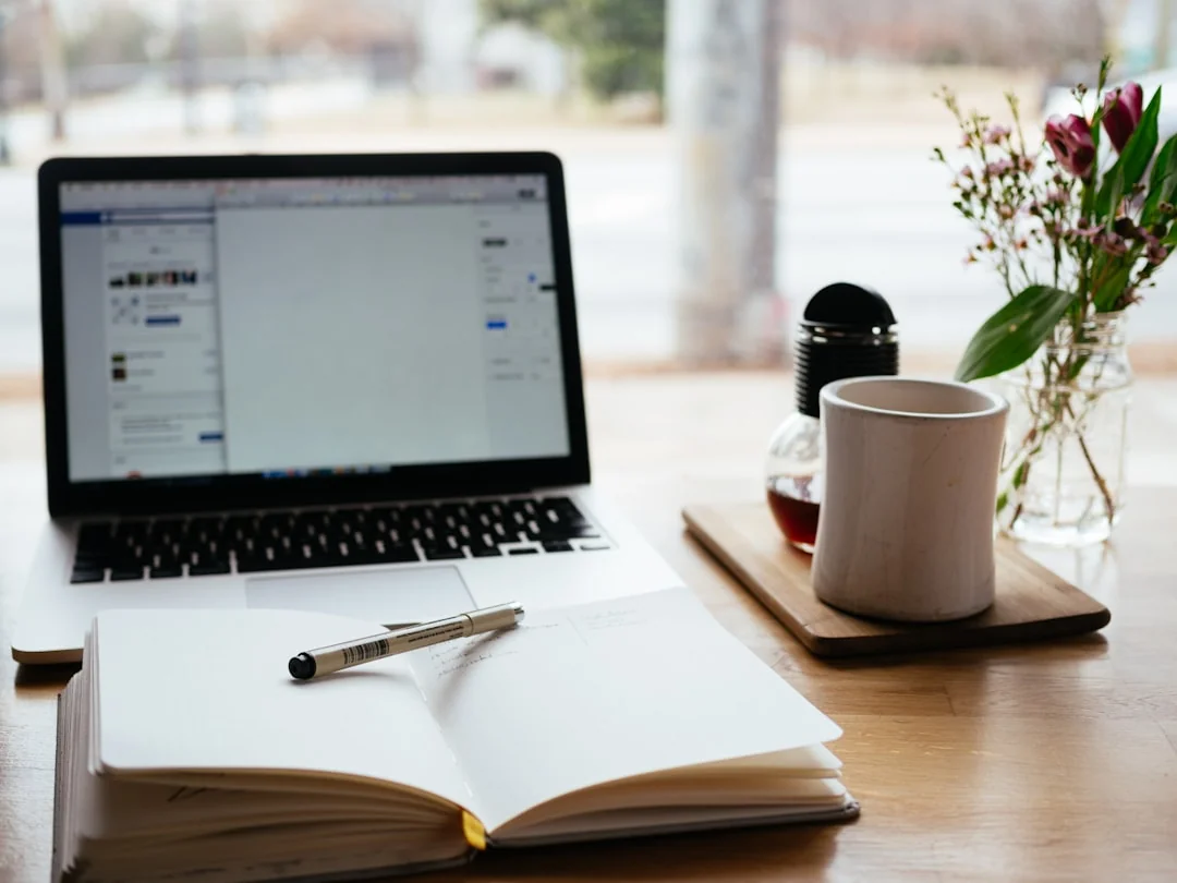 Personne collant un post-it sur un tableau blanc avec les mots Social Media Marketing écrits dessus
